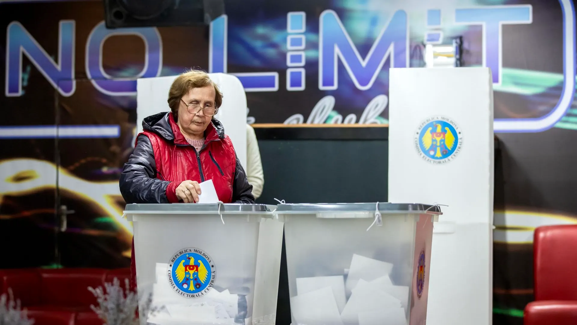 Una mujer emite su voto en Moldavia sobre la entrada del país en la UE