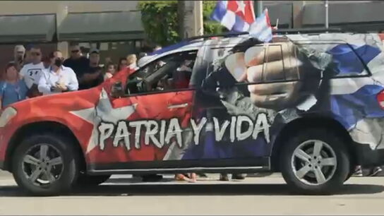 Un coche en Cuba con el t&iacute;tulo de la canci&oacute;n