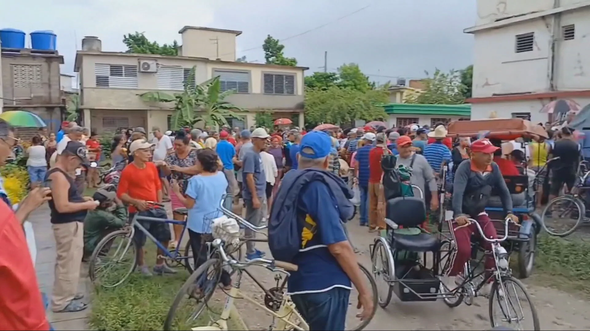 Cubanos en un punto de vena de gas licuado