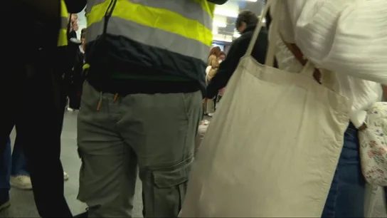 Un trabajador advierte a laSexta Xplica que no se puede grabar en Atocha Un trabajador advierte a laSexta Xplica que no se puede grabar en Atocha