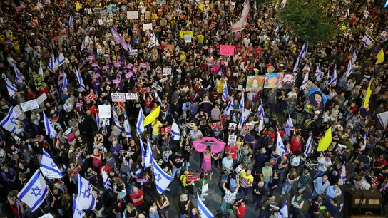 Familiares de rehenes retenidos en Gaza y sus partidarios asisten a una protesta para pedir un alto el fuego y la liberación de los rehenes. Familiares de rehenes retenidos en Gaza y sus partidarios asisten a una protesta para pedir un alto el fuego y la liberación de los rehenes.