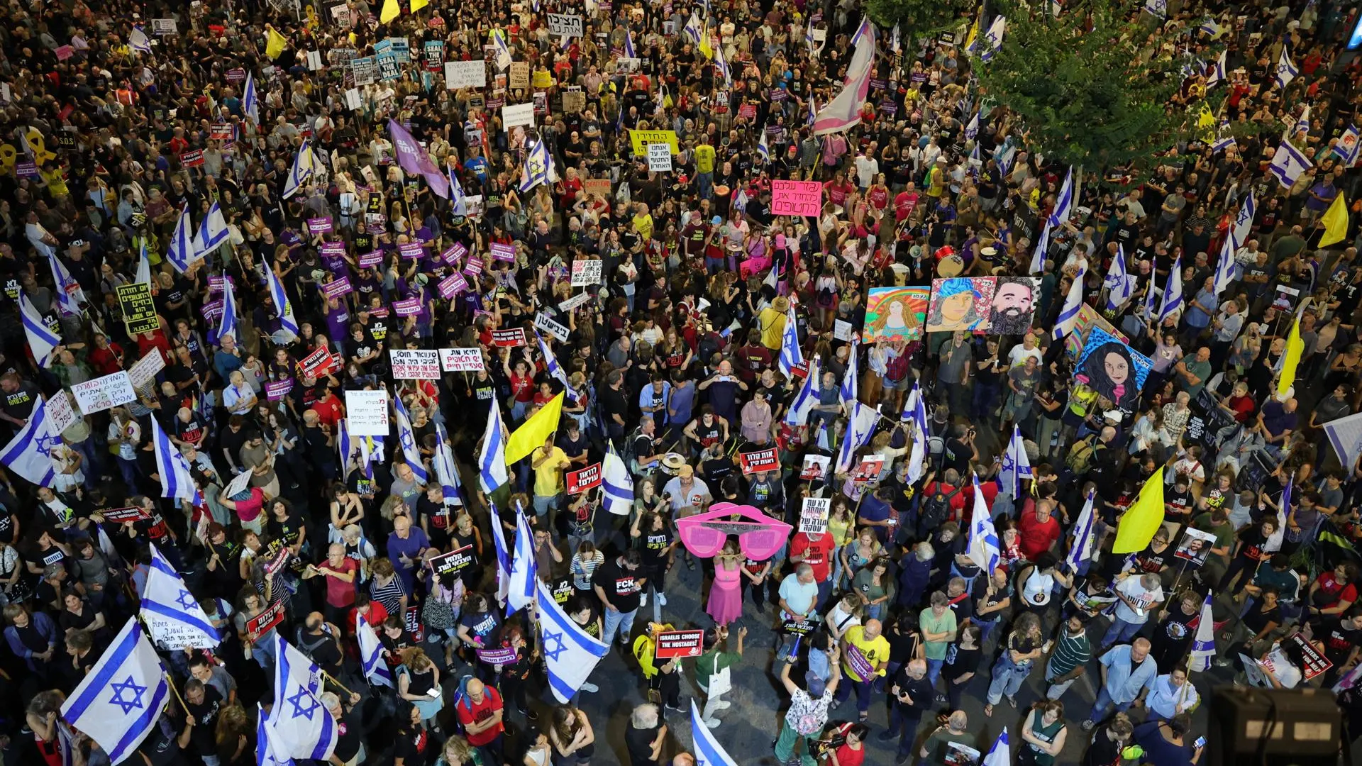 Familiares de rehenes retenidos en Gaza y sus partidarios asisten a una protesta para pedir un alto el fuego y la liberación de los rehenes.