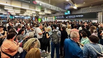 Cientos de personas en la estación de Atocha, a 19 de octubre de 2024, en Madrid.