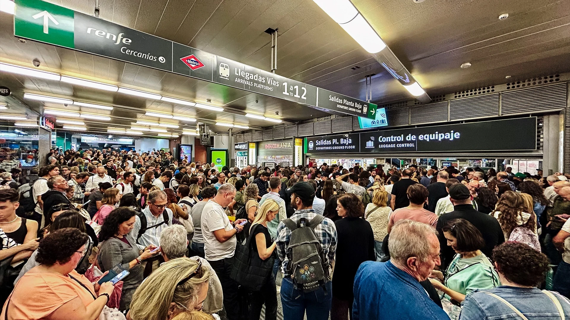 Cientos de personas en la estación de Atocha, a 19 de octubre de 2024, en Madrid.