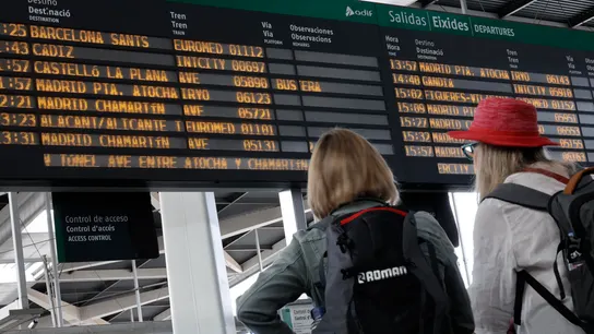 Dos pasajeros esperan su tren en Valencia Dos pasajeros esperan su tren en Valencia