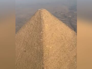 Un perro en la cima de la Gran Pirámide de Giza en Egipto