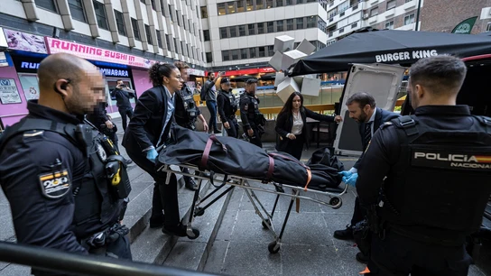 Personal de una funeraria transportan el cuerpo de la fallecida, en la Plaza de los Cubos, a 15 de octubre de 2024 Personal de una funeraria transportan el cuerpo de la fallecida, en la Plaza de los Cubos, a 15 de octubre de 2024