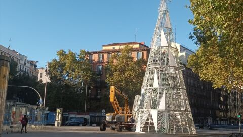 Comienza el montaje de las luces de Navidad en Madrid y de los árboles luminosos