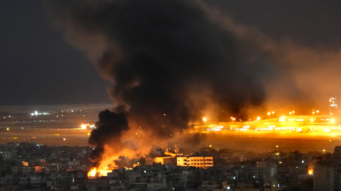 Llamas y humo se elevan tras un ataque aéreo israelí en Dahiyeh, en el suburbio sur de Beirut, Líbano Llamas y humo se elevan tras un ataque aéreo israelí en Dahiyeh, en el suburbio sur de Beirut, Líbano