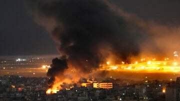 Llamas y humo se elevan tras un ataque aéreo israelí en Dahiyeh, en el suburbio sur de Beirut, Líbano