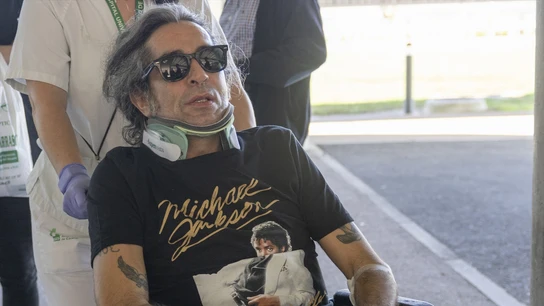 El momento en el que Mario Vaquerizo sale del hospital tras la caída que sufrió en su último concierto en Cáceres Mario Vaquerizo ha recibido el alta hospitalaria tras la aparatosa caída que sufrió en su último concierto el pasado sábado en Cáceres