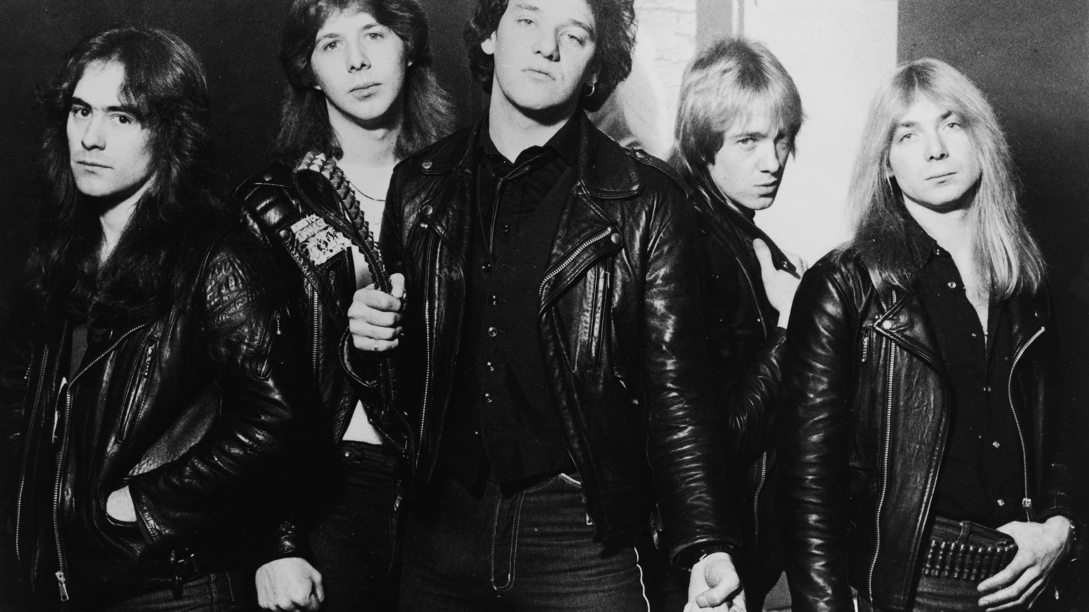 Retrato promocional del grupo británico de heavy metal Iron Maiden, 1981: (I-D) Steve Harris, Clive Burr, Paul Di'Anno, Adrian Smith y Dave Murray.