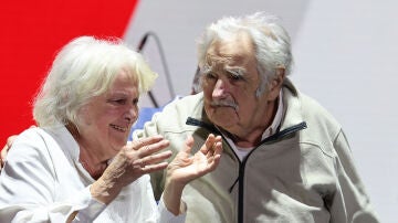 El expresidente uruguayo José 'Pepe' Mujica y su esposa Lucía Topolansky en un acto en Montevideo (Uruguay).