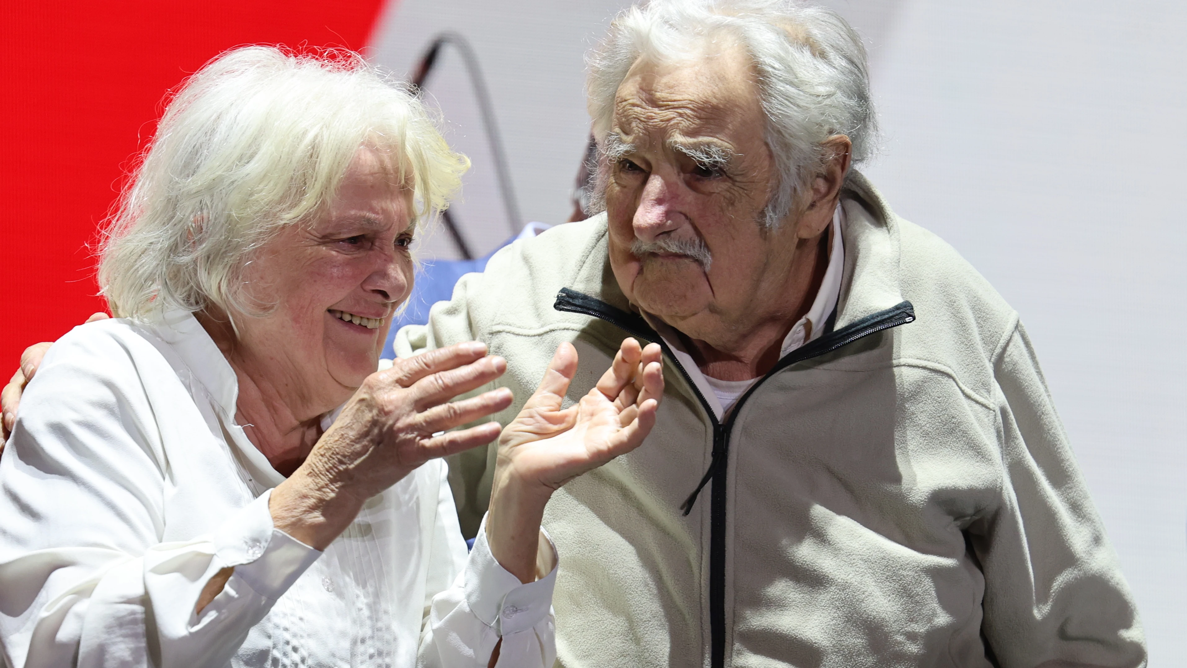 El expresidente uruguayo José 'Pepe' Mujica y su esposa Lucía Topolansky en un acto en Montevideo (Uruguay).