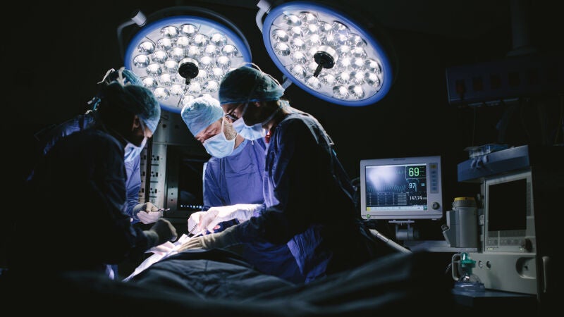 Un hombre dado por muerto revive cuando le iban a extraer los órganos: ¿cómo es posible?