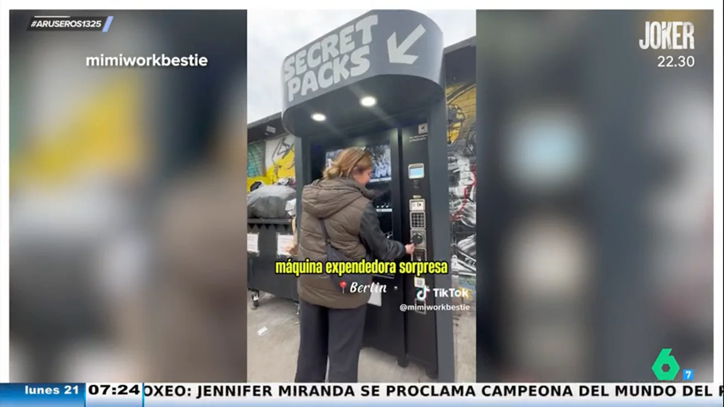 Una joven prueba la máquina expendedora de productos "sorpresa" de Berlín y alucina con el paquete: "¿Un dron?" Una joven prueba la máquina expendedora de productos "sorpresa" de Berlín y alucina con el paquete: "¿Un dron?"
