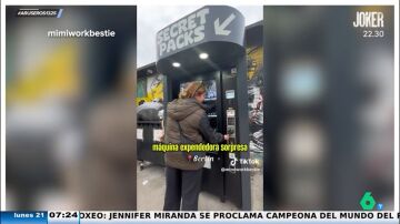 Una joven prueba la máquina expendedora de productos "sorpresa" de Berlín y alucina con el paquete: "¿Un dron?"