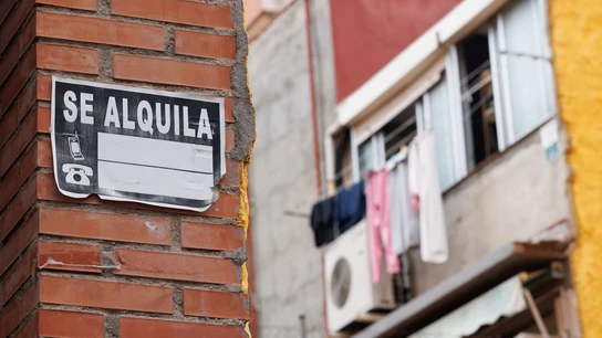 Imagen de archivo de un cartel de 'se alquila'. Imagen de archivo de un cartel de 'se alquila'.