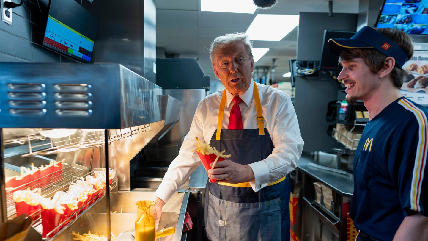 Trump sirve patatas en un McDonald's de Pensilvania Trump sirve patatas en un McDonald's de Pensilvania