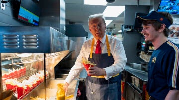 Trump sirve patatas en un McDonald's de Pensilvania