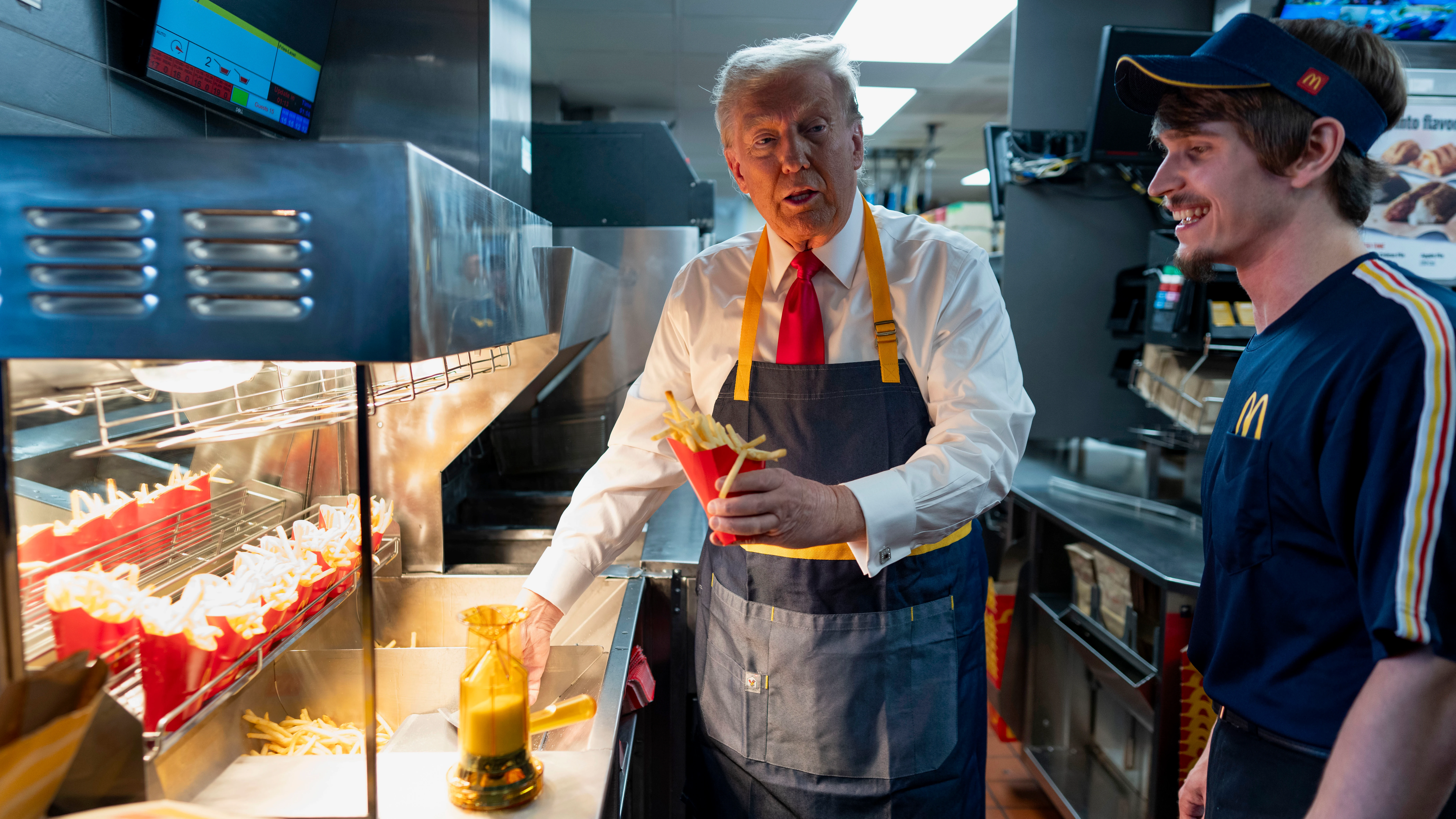 Trump sirve patatas en un McDonald's de Pensilvania