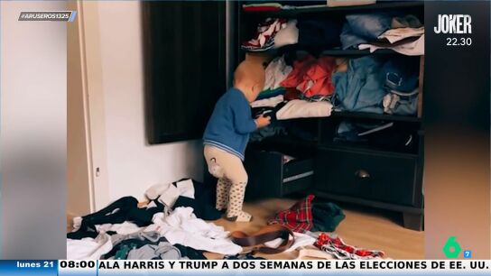 Un ni&ntilde;o decide 'ayudar' a sus padres con el cambio de armario: "Todo lo que no le sirve va al suelo"