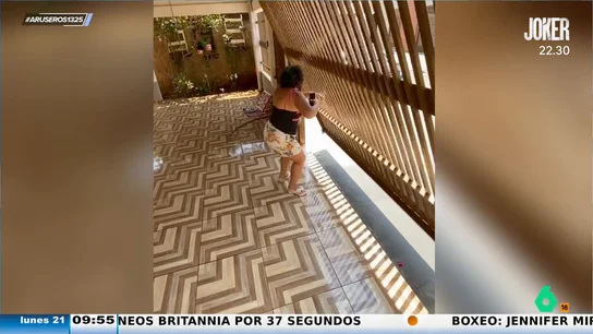 Una mujer se queda encerrada en el interior de una bajera por culpa de ir mirando el móvil mientras camina Una mujer se queda encerrada en el interior de una bajera por culpa de ir mirando el móvil mientras camina