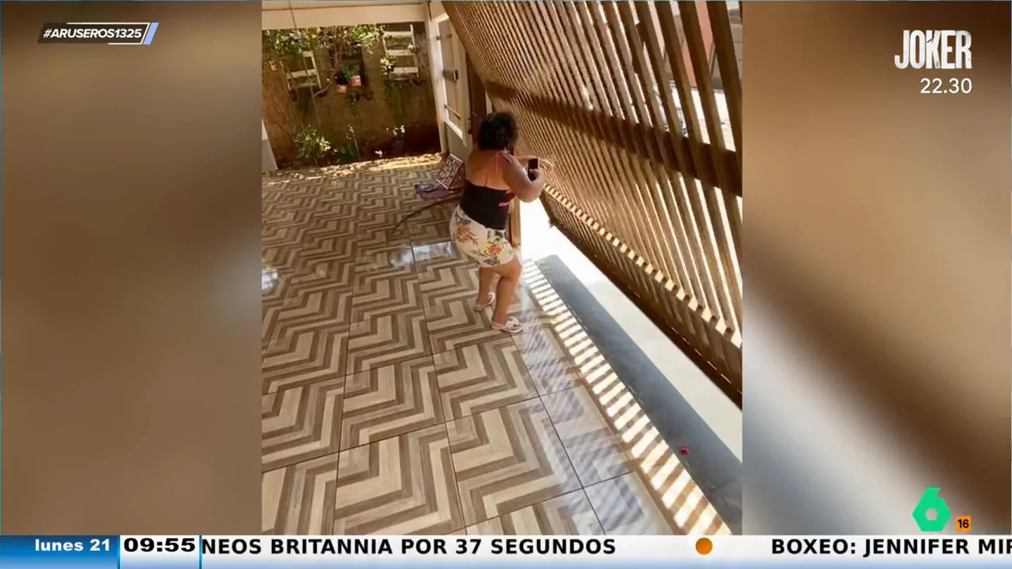 Una mujer se queda encerrada en el interior de una bajera por culpa de ir mirando el móvil mientras camina Una mujer se queda encerrada en el interior de una bajera por culpa de ir mirando el móvil mientras camina