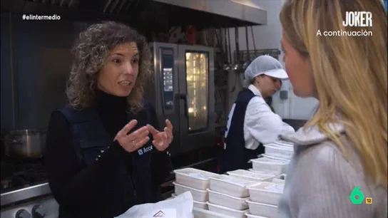 Ana Yela, de la ONG Accem, explica qué es el proyecto 'Como en casa': "Va mucho más allá que repartir comida" Andrea Ropero acompaña a la organización en el reparto de los menús que elaboran para 600 personas mayores que viven solas en situación del vulnerabilidad en la provincia de Guadalajara.