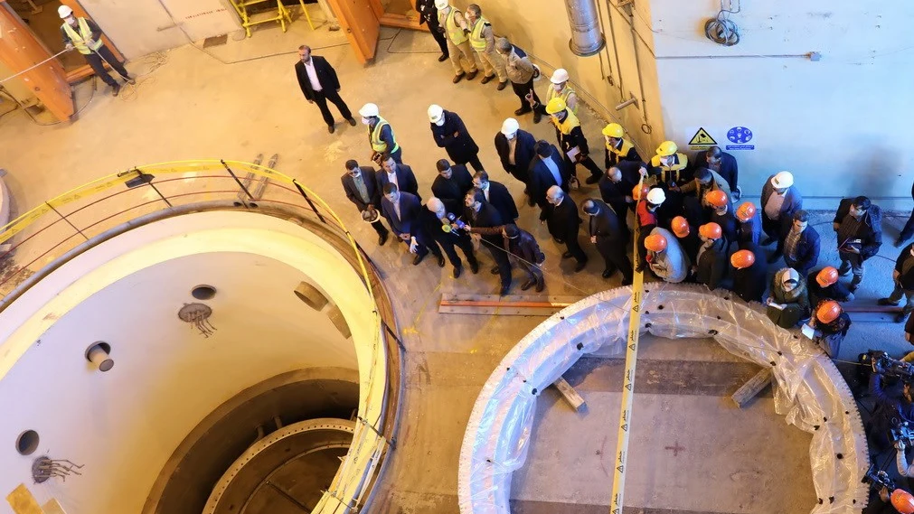 El jefe de la Organización de Energía Atómica de Irán durante una visita al reactor nuclear de Arak