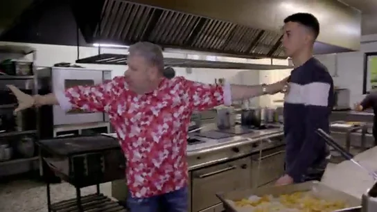 Alberto Chicote separa a los camareros de 'Brasas y más' tras llegar a las manos: “¡Eh, quietos!” Alberto Chicote separa a los camareros de 'BrasasYmás' tras llegar a las manos: “¡Eh, quietos!”