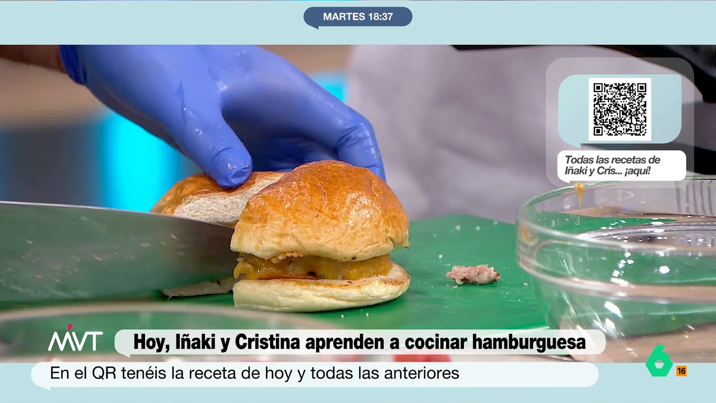 Cristina Pardo e Iñaki López aprenden con Maldonado a hacer la hamburguesa perfecta: así es la receta paso a paso Cristina Pardo e Iñaki López afrontan una nueva clase de cocina con Carlos Maldonado, que en esta ocasión les enseña a preparar hamburguesas. ¿Cuál es la proporción de carne? ¿Cómo se hace una smash burger? Sus consejos, en este vídeo.