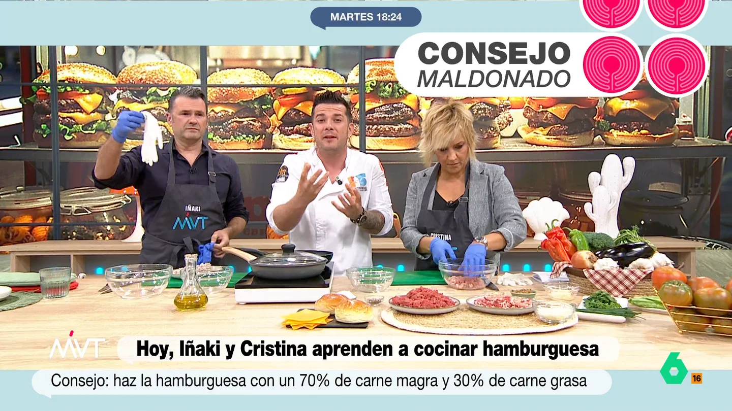 El chef Maldonado desvela cuál es porcentaje de carne y grasa para hacer la hamburguesa perfecta Para hacer una hamburguesa perfecta lo primero es hacer una buena mezcla de carne al elaborarla. El cocinero explica que hay que mezclar carne magra y grasa para que la elaboración quede muy jugosa.
