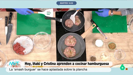 ¿Cómo se elabora una 'smash burger'? Sigue los consejos del chef Carlos Maldonado para hacerla Estas hamburguesas tan de moda están prensadas o aplastadas. El cocinero comparte con los presentadores de Más Vale Tarde su truco personal para conseguir elaborarla de manera sencilla.
