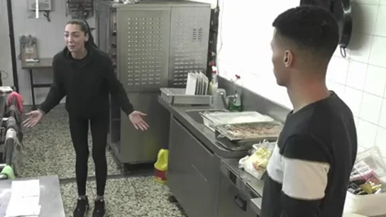 Una camarera explota contra sus compañeros de 'BrasasYmás': "Lo estoy haciendo lo mejor posible y todos a por mí" Una camarera explota contra sus compañeros de 'BrasasYmás': "Lo estoy haciendo lo mejor posible y todos a por mí"