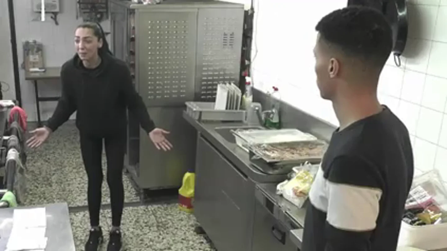 Una camarera explota contra sus compañeros de 'BrasasYmás': "Lo estoy haciendo lo mejor posible y todos a por mí" Una camarera explota contra sus compañeros de 'BrasasYmás': "Lo estoy haciendo lo mejor posible y todos a por mí"
