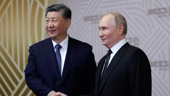 Putin presume de alianzas en la cumbre de los BRICS El presidente ruso, Vladimir Putin, con el presidente chino, Xi Jinping