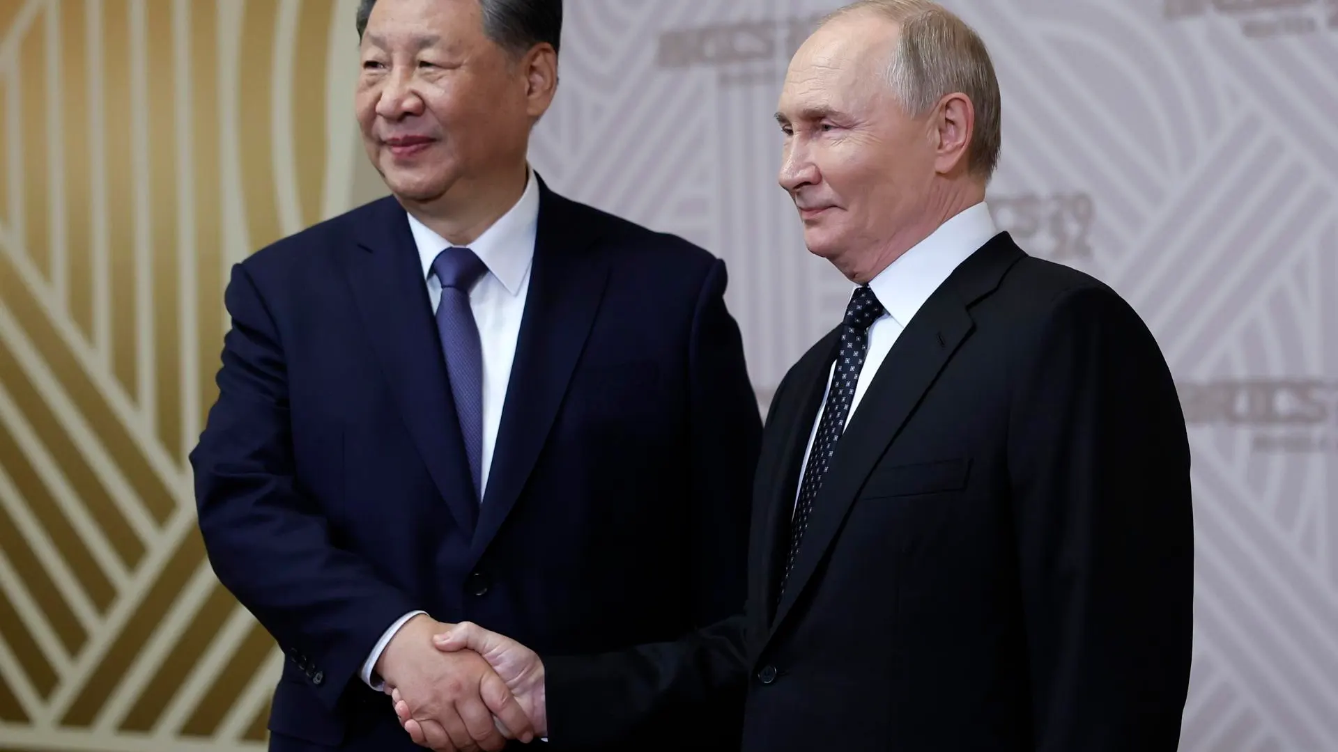 El presidente ruso, Vladimir Putin, con el presidente chino, Xi Jinping