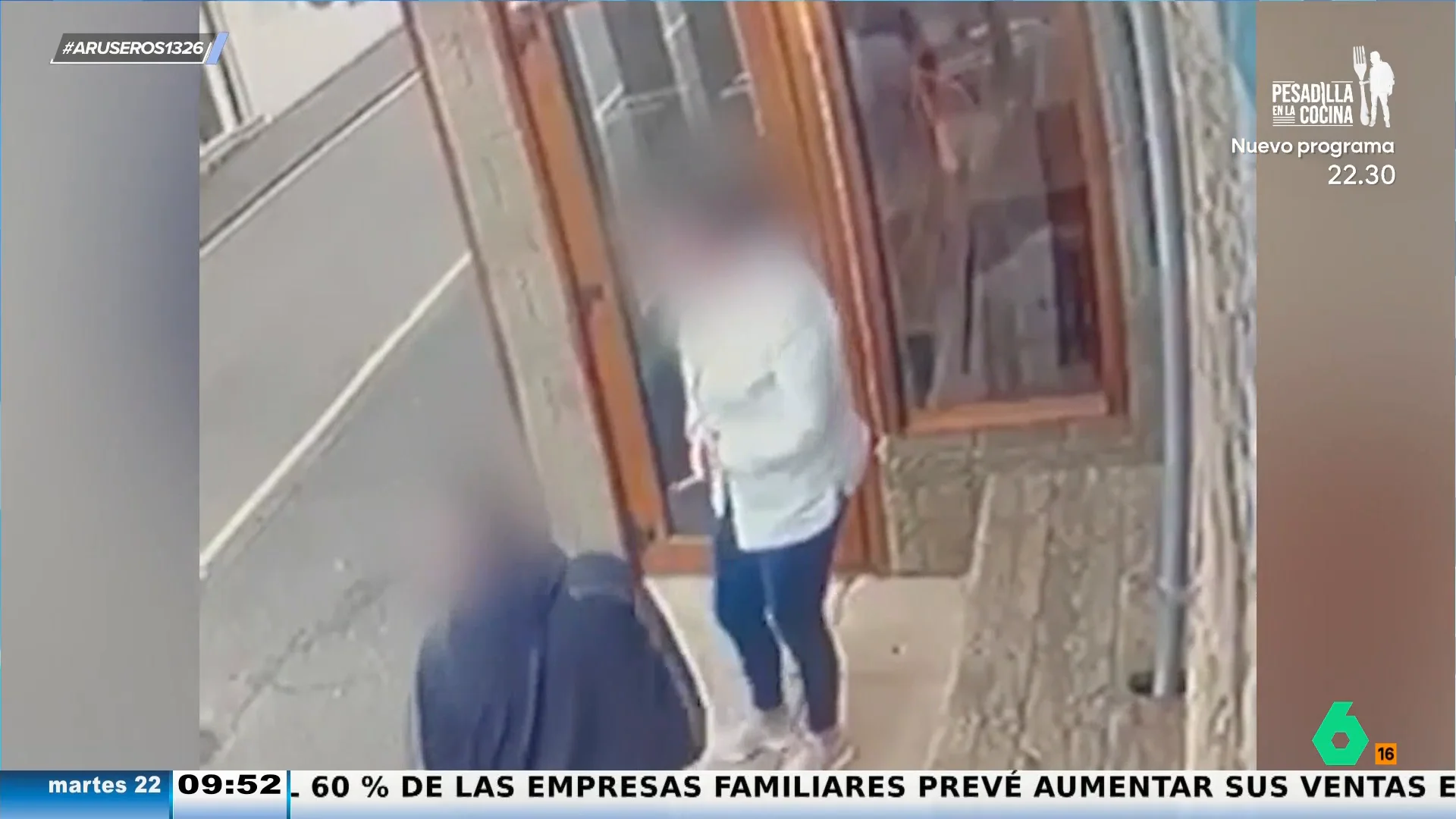 Una pareja hace un simpa en un restaurante simulando que van a fumar y no vuelven