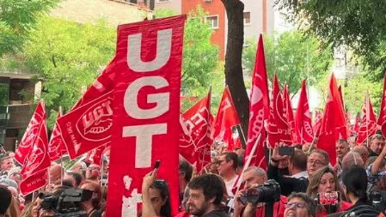 Detenido un miembro de UGT por difundir los exámenes de la oposición de 'RTVE' Banderas de UGT en manifestación