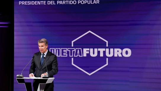 Feijóo desoye las críticas internas por el plantón a Sánchez: "¿Cómo no voy a respaldar a Ayuso?" Feijóo desoye las críticas internas por el plantón a Sánchez: "¿Cómo no voy a respaldar a Ayuso?"