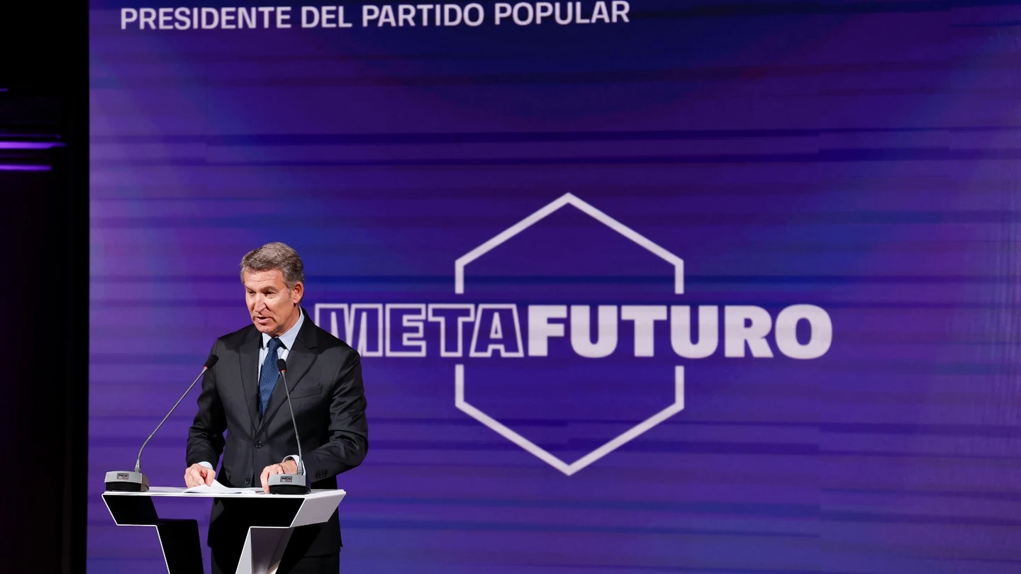 Feijóo desoye las críticas internas por el plantón a Sánchez: "¿Cómo no voy a respaldar a Ayuso?" Feijóo desoye las críticas internas por el plantón a Sánchez: "¿Cómo no voy a respaldar a Ayuso?"