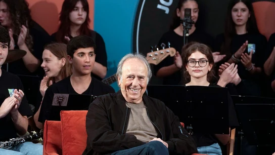 El cantautor catalán Joan Manuel Serrat interviene en un instituto de Pola de Siero El cantautor catalán Joan Manuel Serrat interviene en un instituto de Pola de Siero