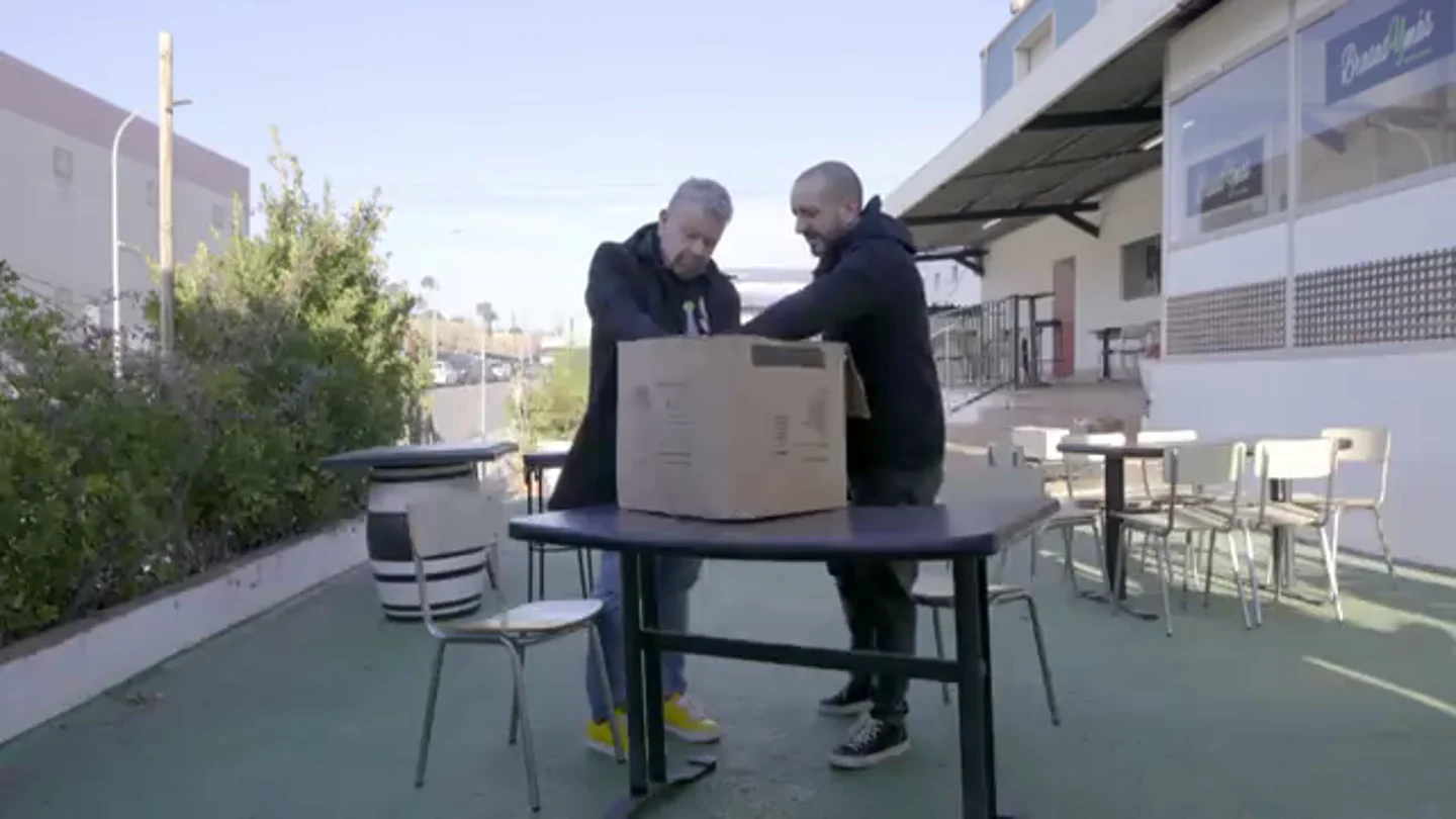 Chicote alucina al ver la caja de las facturas del dueño de 'BrasasYmás': "Creía que ibas a traer una de zapatos" Chicote alucina al ver la caja de las facturas del dueño de 'BrasasYmás': "Creía que ibas a traer una de zapatos"