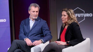 María Fernanda Prado, directora general de Johnson & Johnson Innovative Medicine Iberia, y Santiago Cervera, médico y exconsejero de Sanidad de Navarra