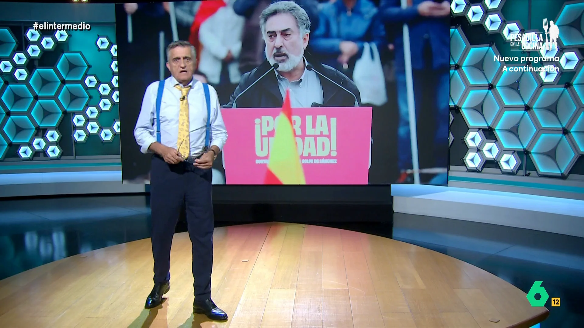 El presentador expone que Vox ha invitado a Luis del Pino, "un periodista que es uno de los más activos propagadores de la teoría de la conspiración del 11M", a la Comisión para auditar la calidad democrática. 