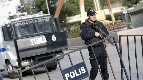 Al menos un muerto en un ataque contra una fábrica de aeronaves militares de Ankara (Turquía) Un policía turco en Ankara, Turquía.