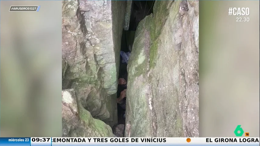 Una mujer tiene que ser rescatada después de estar atrapada bocabajo siete horas entre dos piedras