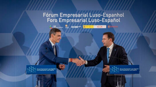 El presidente del Gobierno de Portugal, Lu&iacute;s Montenegro, acompa&ntilde;ado por el presidente del Gobierno de Espa&ntilde;a, Pedro S&aacute;nchez