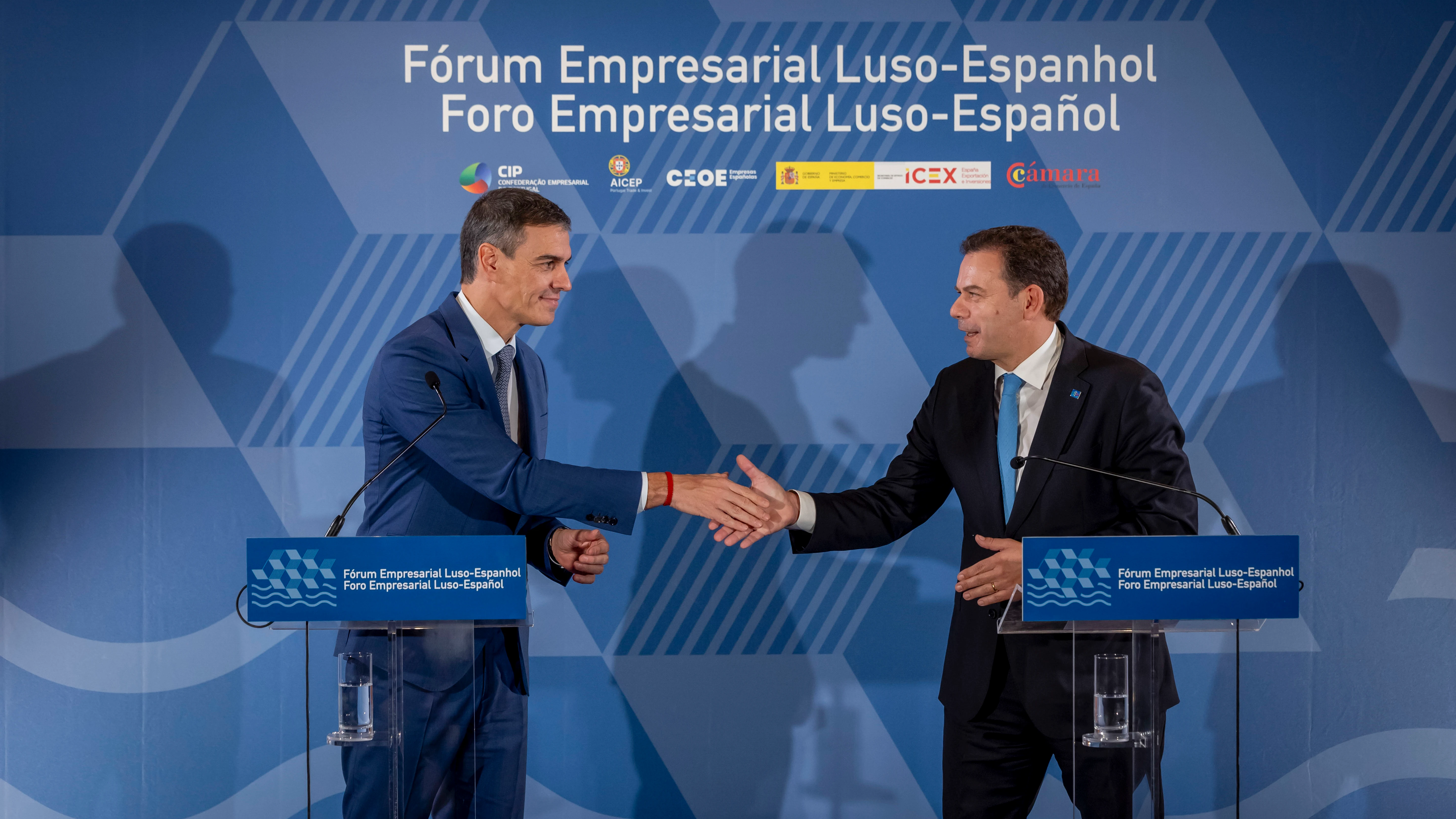 El presidente del Gobierno de Portugal, Luís Montenegro, acompañado por el presidente del Gobierno de España, Pedro Sánchez